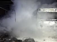 Úmyselný požiar štyroch nákladných vozidiel v Michalovciach.