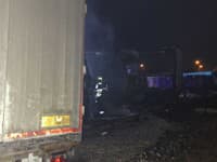 Úmyselný požiar štyroch nákladných vozidiel v Michalovciach.