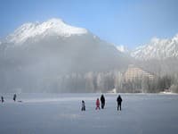 Kritická situácia v Tatrách: Lyžiarske strediská sú zatvorené, vlaky nejazdia