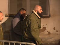 Karlos Vémola počas prevozu na lekárske vyšetrenie.