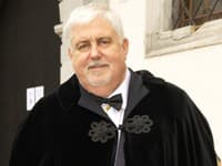 Oliver Andrásy je členom habsburského Rádu svätého Juraja