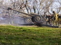 Na snímke delostrelci 5. pluku ozbrojených síl SR, ktorí vypálili 21. novoročných sálv pri príležitosti 33. výročia vzniku Slovenskej republiky z nábrežia Dunaja v Bratislave.