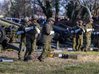 Na snímke delostrelci 5. pluku ozbrojených síl SR, ktorí vypálili 21. novoročných sálv pri príležitosti 33. výročia vzniku Slovenskej republiky z nábrežia Dunaja v Bratislave.