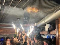 Moment, ktorý spustil peklo: Ako sa silvestrovská oslava v bare v Alpách zmenila na boj o život