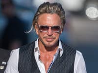 Mickey Rourke ŠOKUJE vzhľadom: Niekdajší sexsymbol zmenený na NEPOZNANIE!