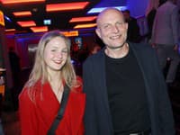 BIZARNÉ FOTO českého páriku: Partnerke (21) známeho herca (49) prekrývala prsia len... To VÁŽNE?!