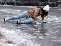 Poľadovica zvyšuje riziko pádov i dopravných nehôd: Treba zvýšiť opatrnosť!