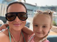 Veronika a Daniela Nízlové so svojimi deťmi na dovolenke pri mori