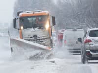 Diaľničiari zasahovali celú noc: V hlavnom meste použili 240 ton posypu