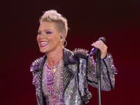 Hviezdnu Pink na ulici nespoznáte: Veď by ste si ju pomýlili s... Uff!