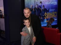 Premiéra filmu Šviháci. Na snímke Michal Bugala so synom Emanuelom