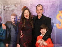 Premiéra filmu Šviháci. Na snímke Braňo Mišík s rodinou