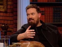 Herec Lukáš Pelč v relácii Neskoro večer s Petrom Marcinom.