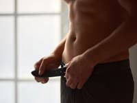 Muži po celom svete skúšajú nový sexuálny trend: TOTO radšej nikdy nerobte! Lekári bijú na poplach