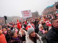 Ľudia sa zhromažďujú na demonštrácii na podporu Grónska v Kodani.
