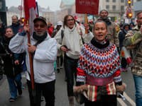 Ľudia pochodujú počas demonštrácie na podporu Grónska v Kodani.