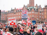 Ľudia sa zhromažďujú na demonštrácii na podporu Grónska v Kodani.