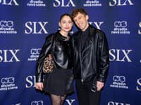 Premiéra muzikálovej šou Six. Na snímke Vladislav Plevčík s priateľkou