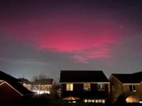 polárna žiara osvetľuje nočnú oblohu v dedine Rushmere St. Andrew v Británii 