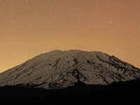 polárna žiara nad stratovulkánom Saint Helens v Cougari v americkom štáte Washington