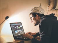 Prečo ľudia veria konšpiráciám? Vedci odhalili vlastnosť, ktorá za tým stojí! Diplom nie je zárukou rozumu