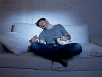Zaspávate pri zapnutom televízore? Vedci varujú pred šokujúcim nárastom rizika infarktu! TOTO pohlavie je náchylnejšie