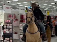 Mysleli si, že je to skrytá kamera: Muž v klobúku nakupoval NA KONI, v obchode po sebe nechal poriadnu spúšť!