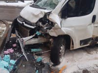 Vodič narazil do bytovky v obci Vyhne.