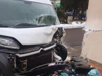 Vodič narazil do bytovky v obci Vyhne.