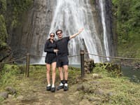Filip Jančík s manželkou Luciou, vodopád Hawaii Jurrasic Falls
