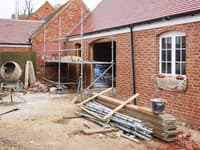 Búral stenu v starej spálni, keď na neho vypadol TENTO predmet: V troskách ležalo tajomstvo staré takmer 100 rokov!