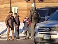 ZARÁŽAJÚCE VIDEO Pretti sa dostal do sporu s ICE už týždeň pred osudnou streľbou! ROZKOPAL im auto