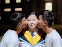 Spáva medzi nimi v jednej posteli a spravuje im peniaze! Takto vyzerá BIZARNÝ vzťah, ktorý sledujú milióny ľudí