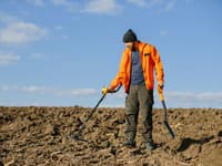 Hľadal stratené kladivo, no vykopal milióny! Neuveriteľný príbeh farmára, ktorý na poli narazil na rímsky poklad storočia