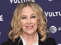 Love story ako z filmu: Manželovi Catherine O’Hara (†71) puká srdce! Na ich zoznámenie sa nedá zabudnúť