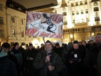 Na snímke účastníci protestu Postavme sa proti kolektívnej vine, ktorý organizovala platforma mladých Maďarov žijúcich na Slovensku Köz.ügy - Vec spoločná na Hlavnom námestí v Bratislave.