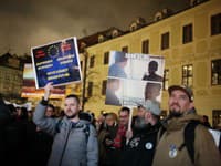 Na snímke účastníci protestu Postavme sa proti kolektívnej vine, ktorý organizovala platforma mladých Maďarov žijúcich na Slovensku Köz.ügy - Vec spoločná na Hlavnom námestí v Bratislave.