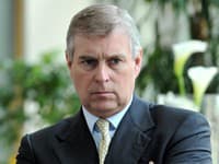 Škandalózny princ z kráľovskej rodiny: NOVÉ FOTO z Epsteinových spisov! Kľačí na zemi nad ženou a...