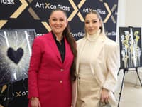 Dominika Cibulková a Miriam Schnyder na výstave artefaktov švajčiarskeho ateliéru Art X on Glass