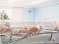 Pôrodná asistentka im podala dieťa a oni zostali v šoku: TOTO dievčatko NIE JE naše! Čo sa stalo na reprodukčnej klinike?