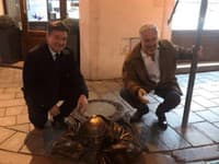 Nová FOTKA Lajčáka a Epsteina: Obaja vysmiati v centre Bratislavy! Pózujú pri známej atrakcii, akoby nič