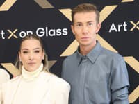 Dominika Cibulková, Natália Selveková a Patrik Suši Veselý na výstave artefaktov švajčiarskeho ateliéru Art X on Glass