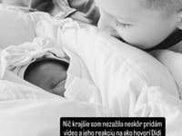 Plačkovej syn prijal svoju čerstvo narodenú sestričku s láskou. 