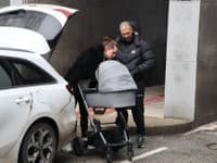 Manžel Zuzany Plačkovej, René Strausz, si prišiel do pôrodnice pre svoje krásky.