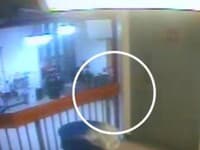 Unikli šokujúce zábery: VIDEO Takto reagovali dozorcovia, keď objavili Epsteinovo telo!