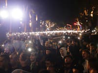 Demonštranti hádžu zápaľné fľaše a pyrotechniku pred úrad premiéra na protivládnom proteste v Tirane.