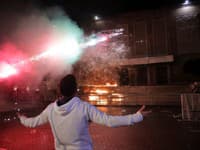 Demonštranti hádžu zápaľné fľaše a pyrotechniku pred úrad premiéra na protivládnom proteste v Tirane.