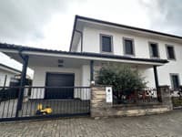 Boris Kollár kúpil Laure luxusný dvojpodlažný dom v bratislavských Podunajských Biskupiciach.