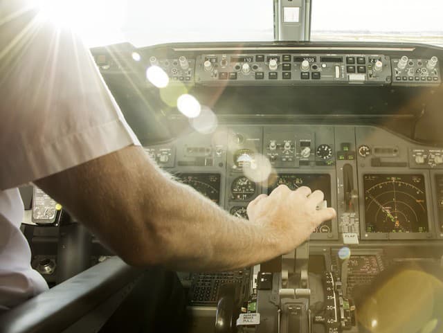 Pilot si pomýlil ruky,