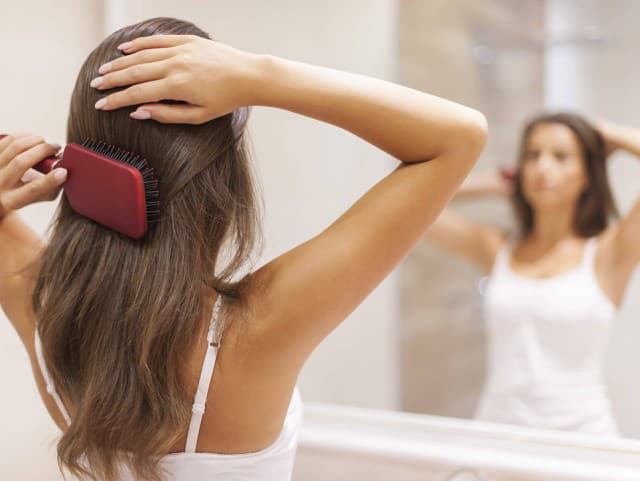Trápia ťa permanentne mastné vlasy? Skús tieto triky, vďaka ktorým bude vyzerať tvoj účes stále fresh!